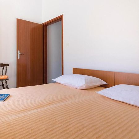 2 Bedroom Lovely Apartment In Komarna Клек Экстерьер фото