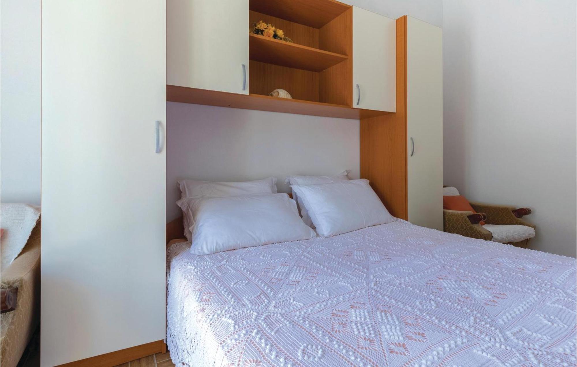 2 Bedroom Lovely Apartment In Komarna Клек Экстерьер фото