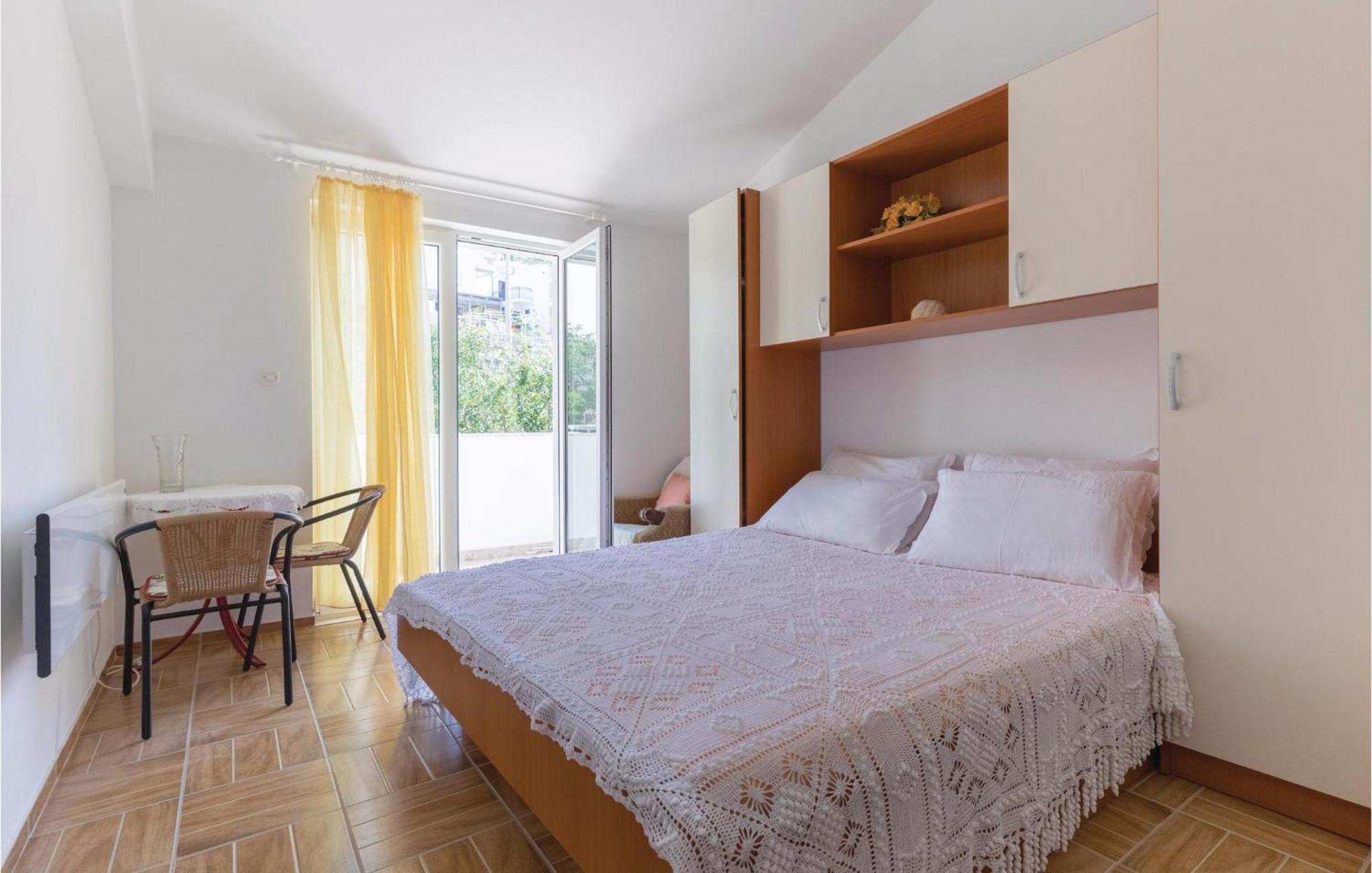 2 Bedroom Lovely Apartment In Komarna Клек Экстерьер фото