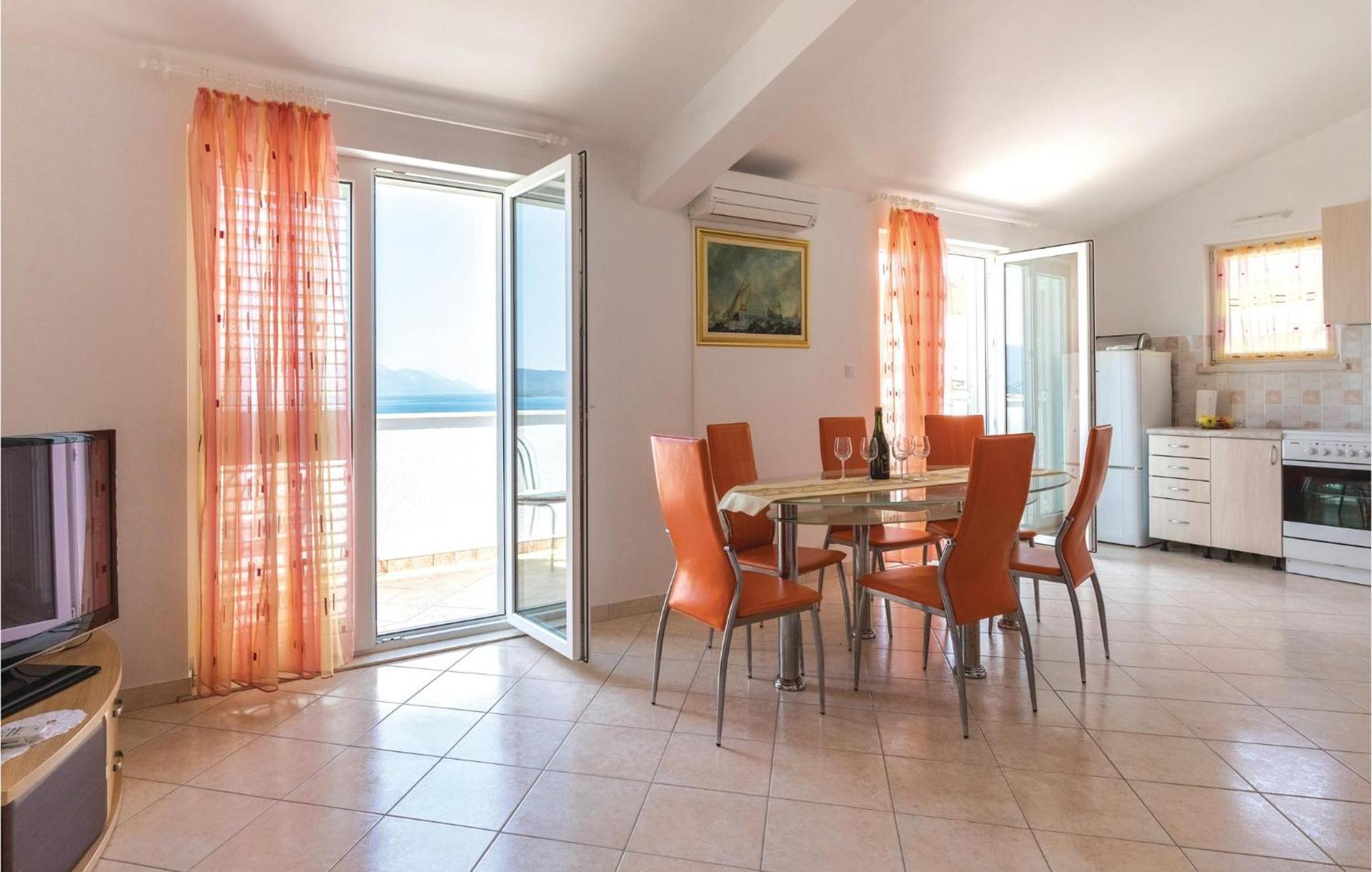 2 Bedroom Lovely Apartment In Komarna Клек Экстерьер фото