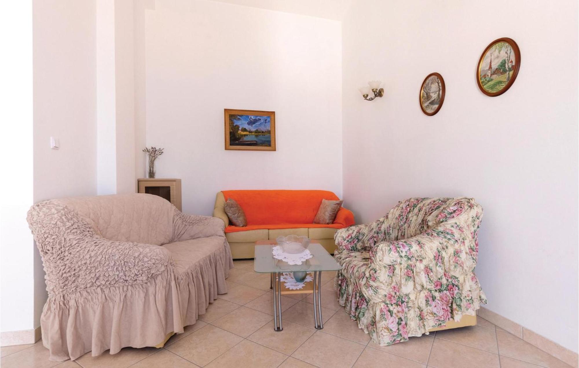 2 Bedroom Lovely Apartment In Komarna Клек Экстерьер фото