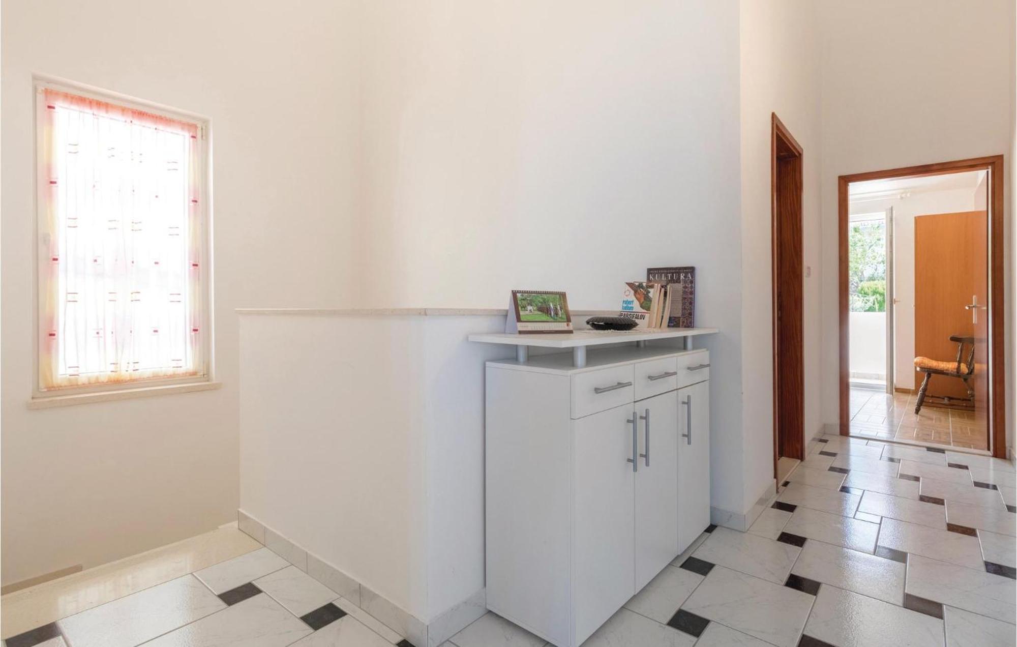 2 Bedroom Lovely Apartment In Komarna Клек Экстерьер фото